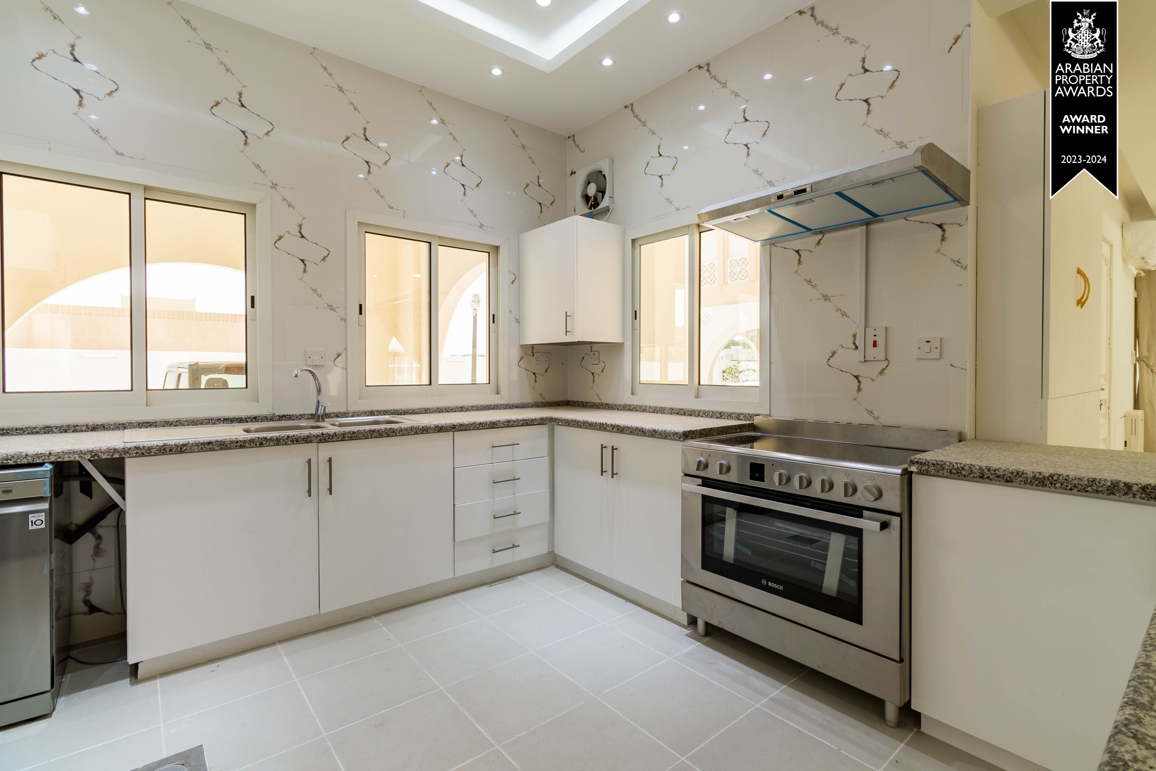 Modern and Spacious 4BR + Maids Room Villa In Westbay Lagoon - photo 3