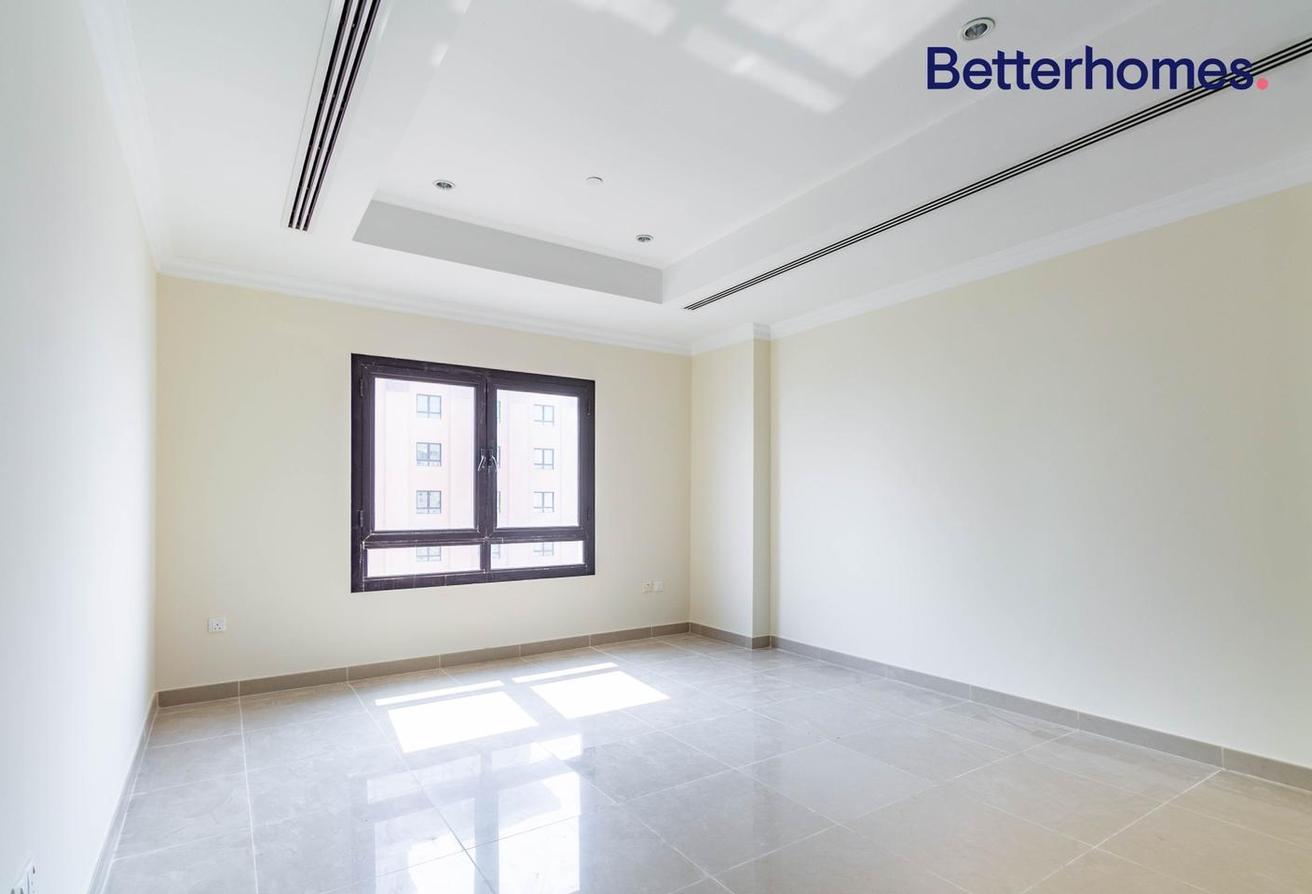 Semi-Furnished 1-Bedroom in Porto Arabia for sale - photo 2