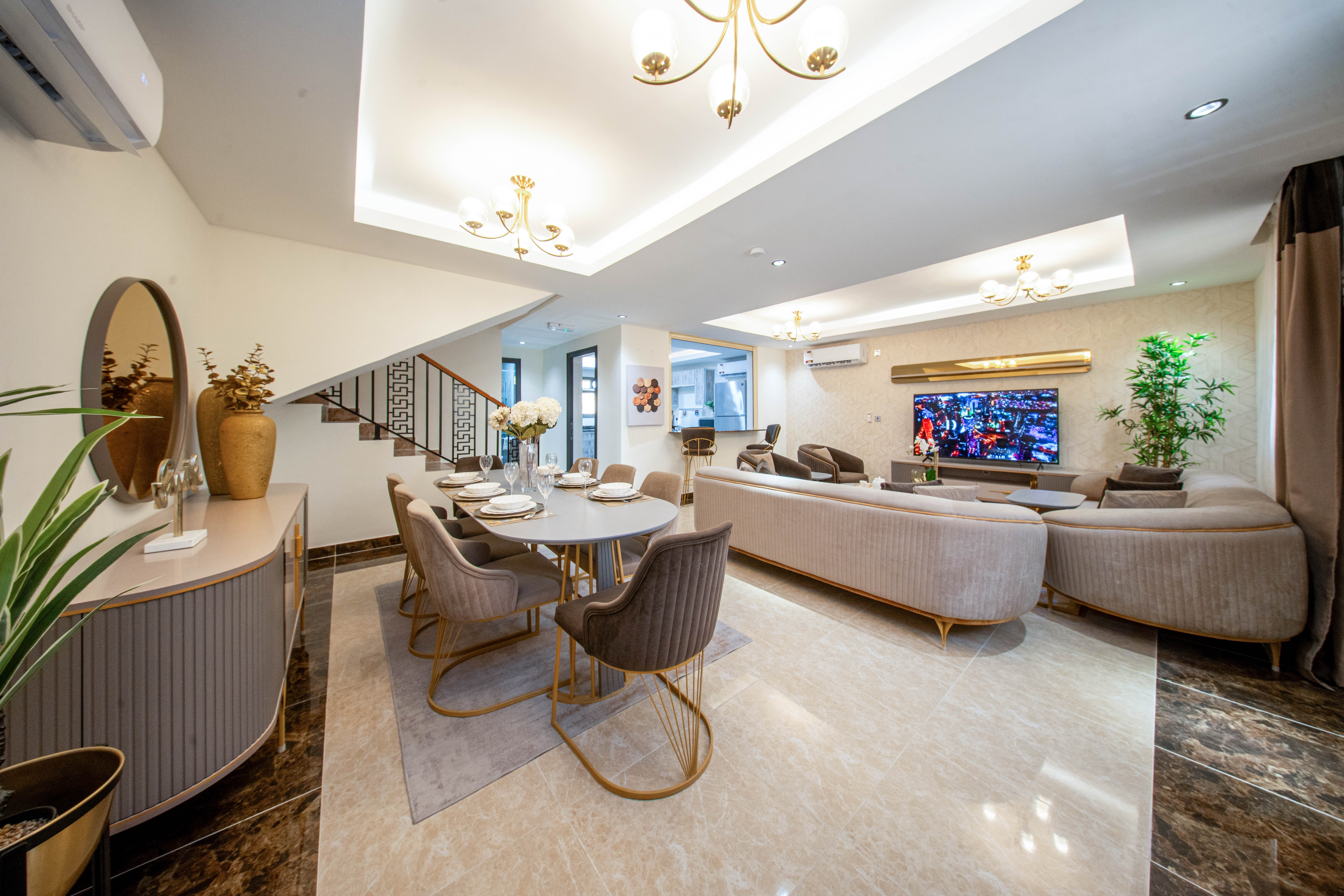 FREEHOLD OPPORTUNITY | 6BR VILLA | ZERO COMMISSION