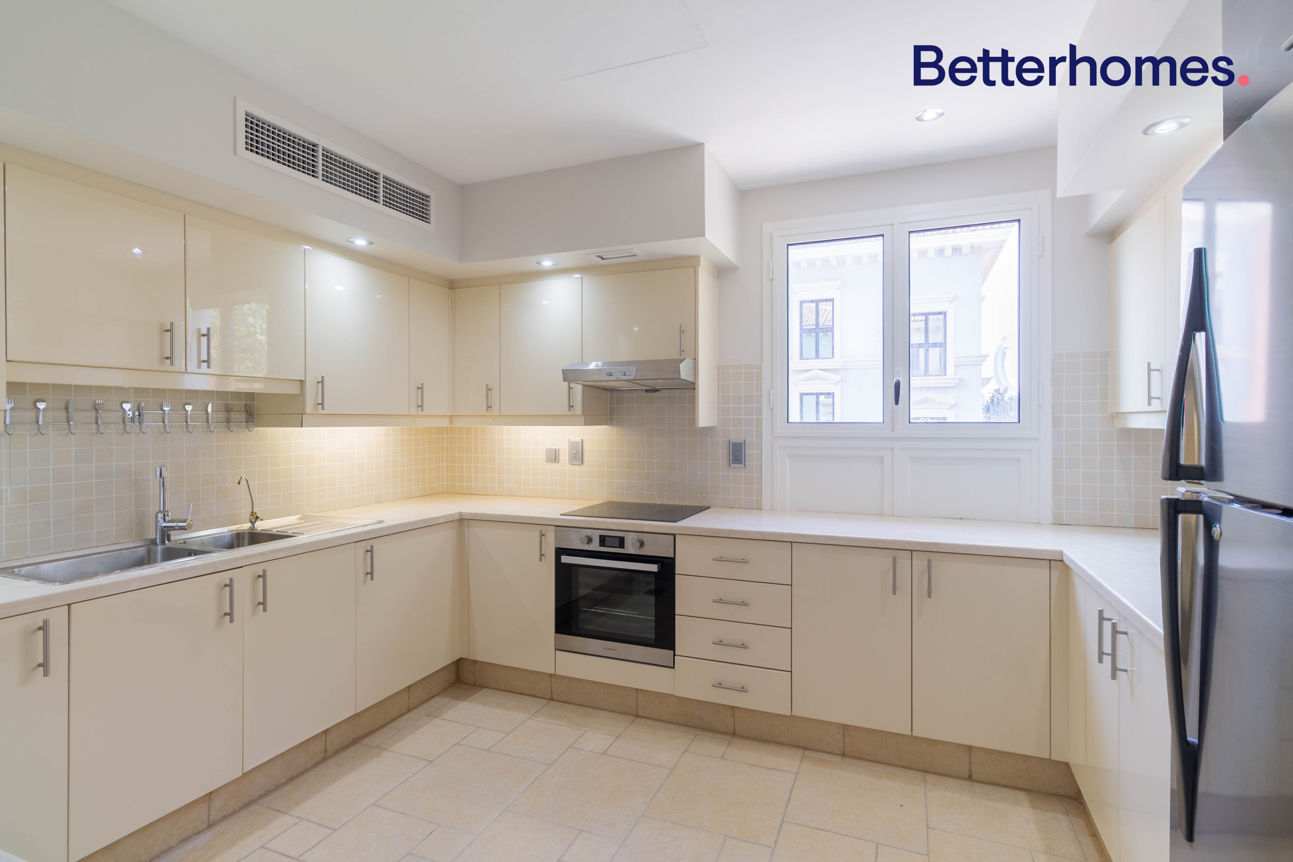 Spacious 3BR Triplex for Sale in Qanat Quartier - photo 2